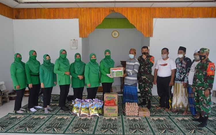 Jumat Berkah, Ketua Persit KCK Dim 1014 Pangkalan Bun Silaturahmi dan Beri Santunan ke Pondok Pesantren