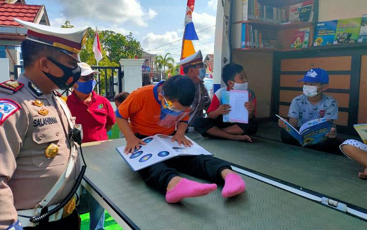Satlantas Polres Kotim Luncurkan Mobil Pintar Berisikan 1.000 Jenis Buku