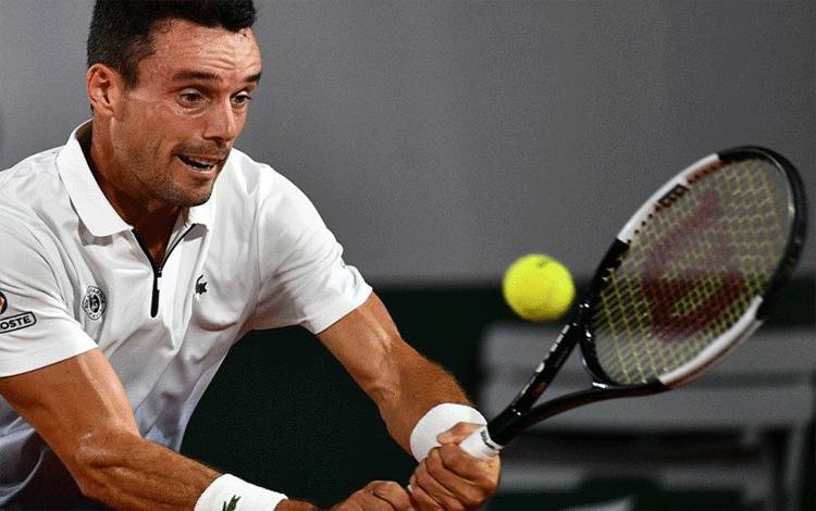 Petenis Spanyol Roberto Bautista Agut saat berlaga di French Open 2020, 29 September 2020. (AFP/ANNE-CHRISTINE POUJOULAT)
