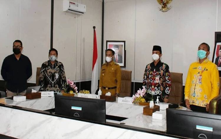Wali Kota Palangka Raya Fairid Naparin memimpin kick off belanja langsung Mbizmarket.