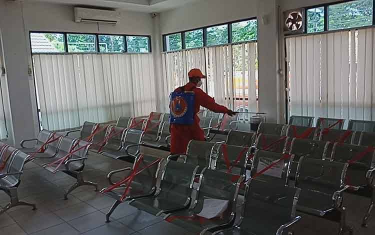 BPBD Kapuas Lakukan Penyemprotan Disinfektan di Area Perbankan