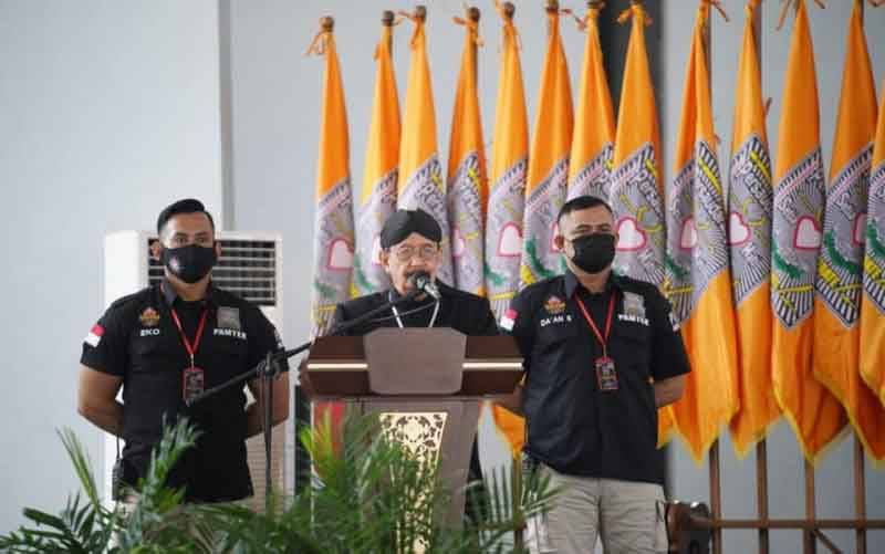 Ketua Umum PSHT periode 2021-2026 Moerdjoko memberikan sambutan dalam kegiatan Parapatan Luhur 2021 PSHT di Gedung Graha Krida Budaya, Padepokan PSHT Kota Madiun, Sabtu (13/3/2021). (foto : Antara/Diskominfo Kota Madiun/ Lr)