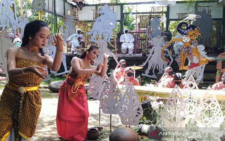 Pentas Wayang Pelat Komunitas Lima Gunung Sosialisasikan Vaksinasi