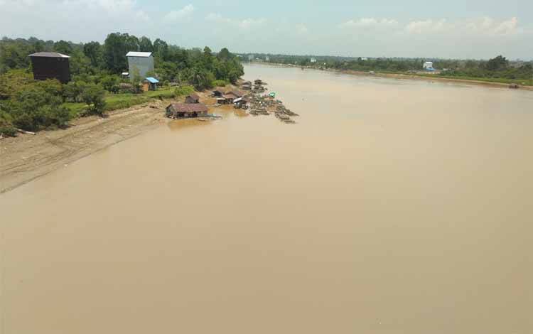 Sungai Katingan sekitar Jembatan Sei Katingan di Kasongan surut