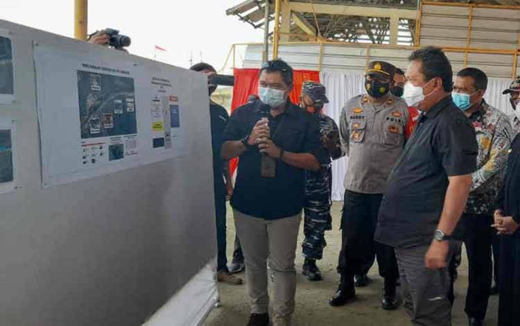 Menteri Kelautan dan Perikanan (KKP) Sakti Wahyu Trenggono (kanan) saat meninjau TPI Karangsong, Kabupaten Indramayu, Minggu, 14/3/2020