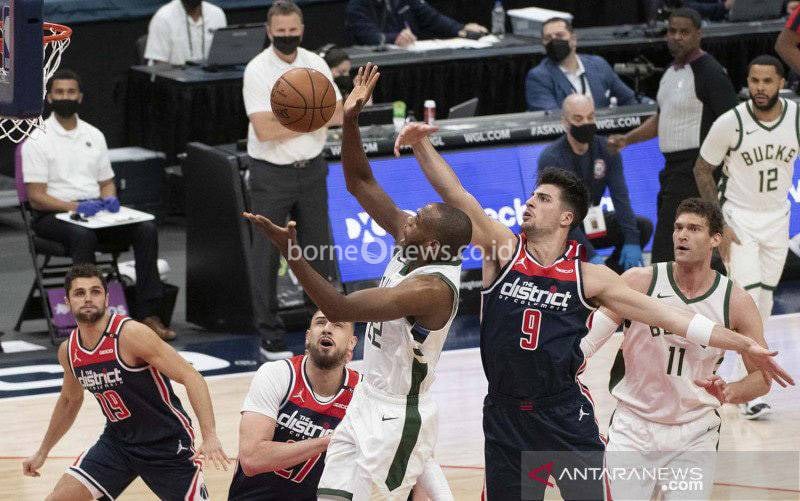 Pebasket Washington Wizards Deni Avdija (9) menghalangi pebasket Milwaukee Bucks Khris Middleton (22) saat laga NBA di Capital One Arena, Washington, District of Columbia, AS (13/3/2021). (foto : ANTARA FOTO/Tommy Gilligan-USA TODAY Sports/aww)