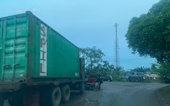 )Arus lalu lintas di kawasan bundaran KB yang terganggu parkir liar.