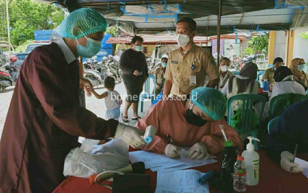 Pegawai Dinas Sosial Kapuas Jalani Vaksinasi Covid-19
