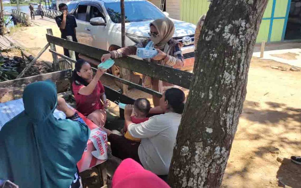Wakil Bupati Seruyan Iswanti memberikan masker kepada warga di Desa Telaga Pulang