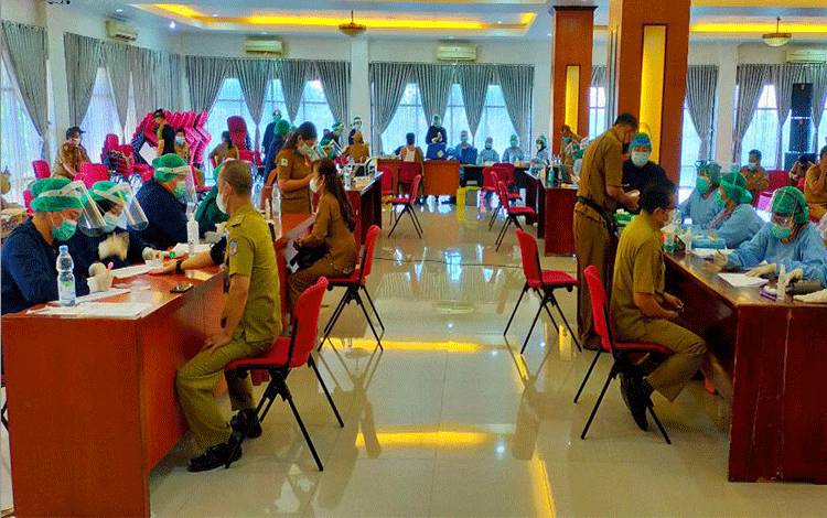 Pelaksanaan vaksinasi pejabat eselon di lingkup Pemerintah Kabupaten Murung Raya, Senin.