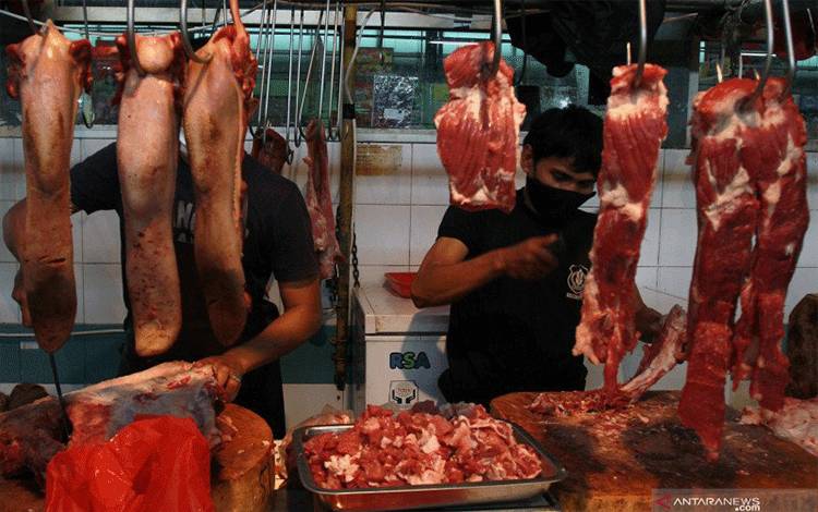 Ilustrasi: Pedagang daging sapi melayani pembeli di kios daging Pasar Modern BSD, Serpong, Tangerang Selatan, Banten. ANTARA FOTO/Muhammad Iqbal/wsj. (ANTARA FOTO/MUHAMMAD IQBAL)
