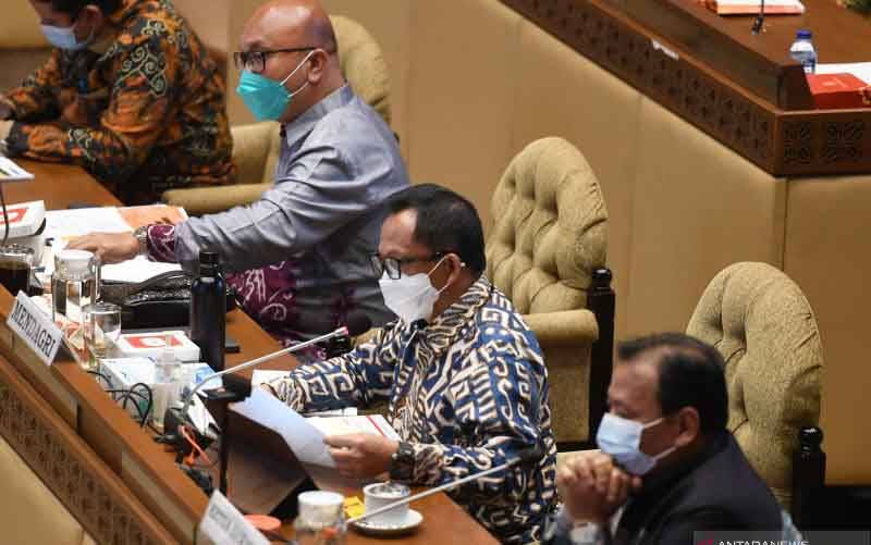 Menteri Dalam Negeri Tito Karnavian (tengah) bersama Ketua Bawaslu Abhan (kanan) dan Plt. Ketua KPU Ilham Saputra (kiri) mengikuti rapat kerja dengan Komisi II DPR di kompleks MPR/DPR/DPD RI, Senayan, Jakarta, Senin (15-3-2021). (foto : ANTARA FOTO/Hafidz Mubarak A./foc)