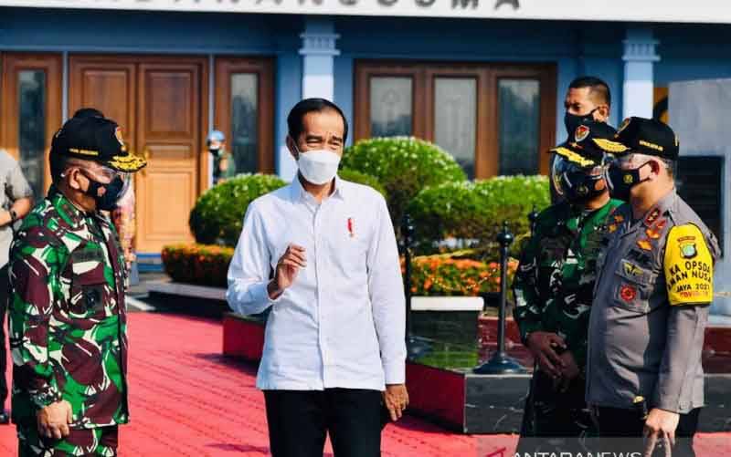 Presiden Jokowi Tinjau Vaksinasi Massal di Gianyar dan Denpasar