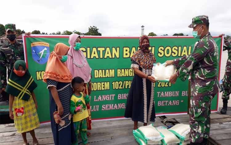 Peringati HUT Korem, Kodim Palangka Raya Gelar Bakti Sosial Bagi Sembako