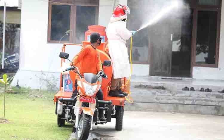 Satgas Covid-19 Kalteng Lakukan Penyemprotan Disinfektan di Rumah Warga