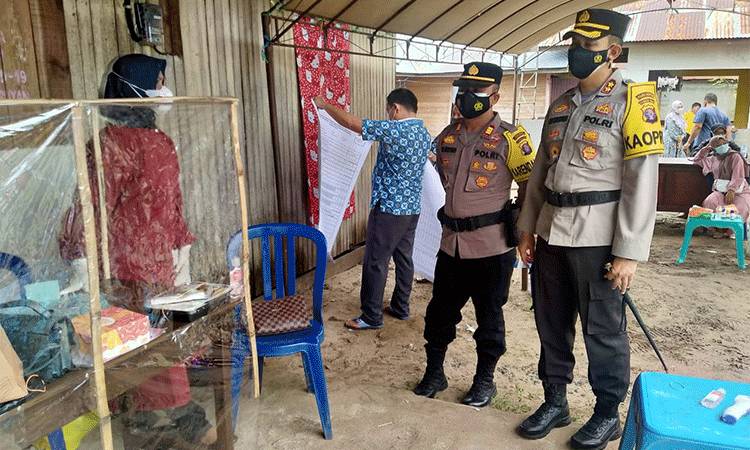 Pastikan Pelaksanaan Pilkades Aman, Kapolres Seruyan Sambangi TPS