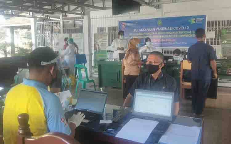Hakim dan Puluhan Pegawai Pengadilan Negeri Pangkalan Bun Divaksin