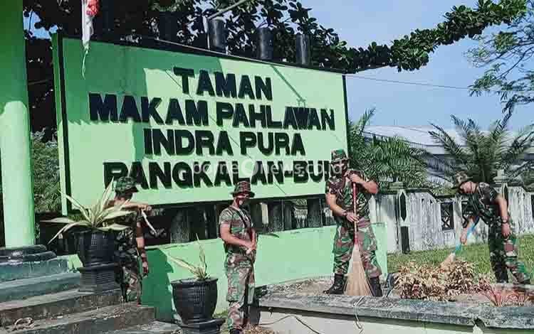 Sambut HUT Korem 102 Panju Panjung, Kodim Pangkalan Bun Bersihkan Makam Pahlawan