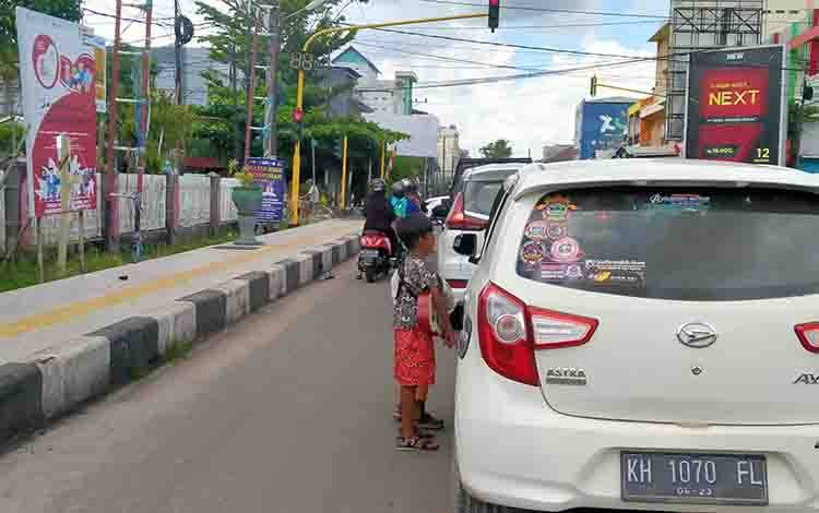 Membahayakan, Aktivitas Anak Bawah Umur Mengamen di Jalan