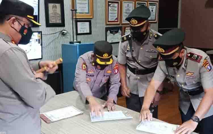 Serah terima jabatan Kasat Narkoba Polres Kotim.