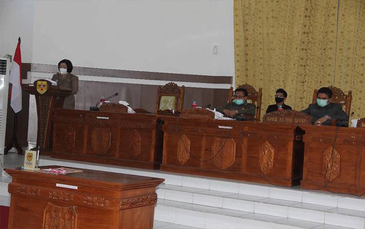 Wakil Bupati Gumas Efrensia LP Umbing (berdiri) menyampaikan pidato pengantar terhadap dua buah raperda, pada Rapat Paripurna ke-1 Masa Persidangan ke II Tahun Sidang 2021, Rabu (17/3).