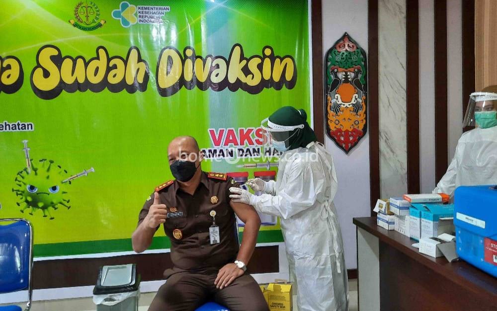 Puluhan Pegawai Disuntik Vaksin Covid-19, Kajari Kobar: Vaksin Beri Rasa Aman Pegawai dan Masyarakat