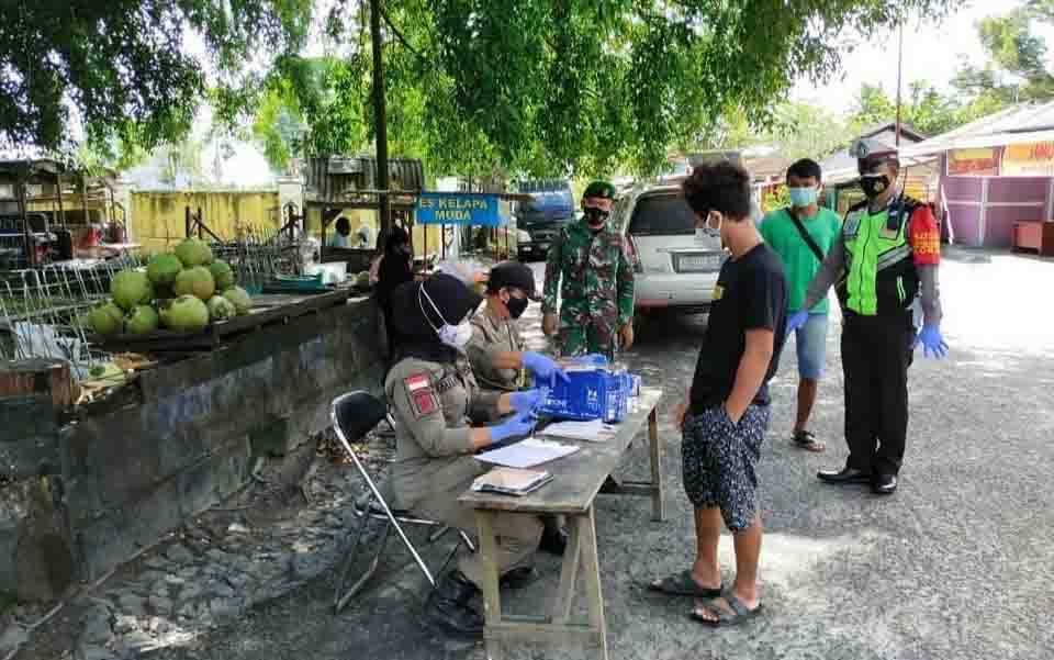 Petugas gabungan catat data pelanggar protokol kesehatan