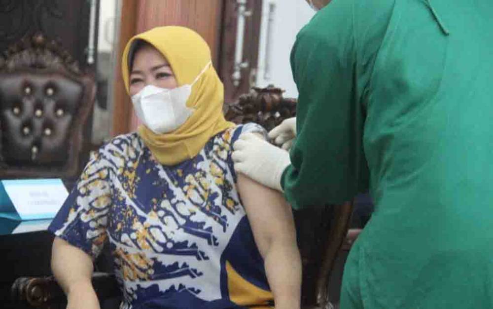 Anggota DPRD Palangka Raya, Susi Idawati saat menerima vaksin Covid-19