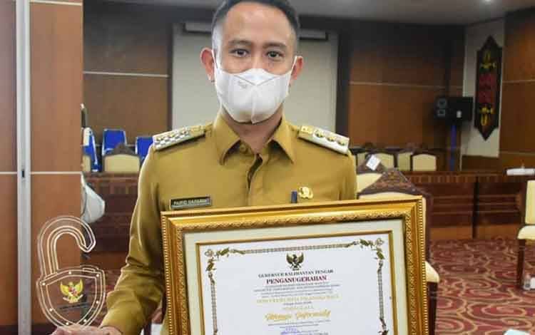 Wali Kota Palangka Raya Fairid Naparin menerima penghargaan keterbukaan informasi publik