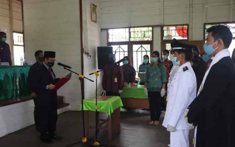 Bupati Katingan Lantik Pj Kades Luwuk Kiri dan Tumbang Panggo,  Ini Pesannya
