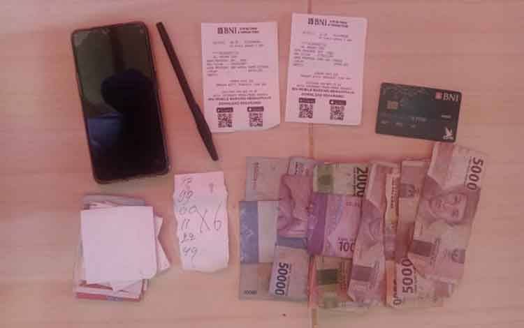 Tertangkap Tangan Lakukan Judi Togel, Laki-Laki Ini Diamankan Polisi
