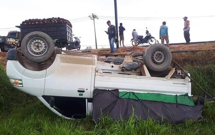 Mobil Pikap Penjual Sayur Terbalik di Jalan Pangkalan Bun - Kotawaringin Lama
