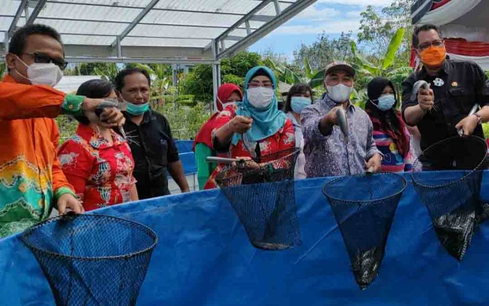 Dirgen Perikanan Budidaya RI, Slamet Soebjakto bersama Kepala Dinas Kelautan dan Perikanan (Dislutkan) Kalimantan Tengah (Kalteng), Darliansjah dan Kepala Dinas Perikanan Kota Palangka Raya, Indriarti Ritadewi