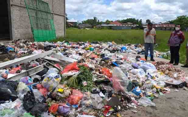 Bupati Kotim saat turun tangan melihat sampah meluber keluar disalah satu depo di Kota Sampit
