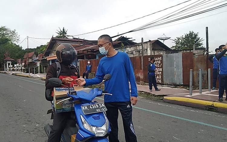 PN Pangkalan Bun Gelar Jalan Sehat Sekaligus Bagikan Stiker Cegah Gratifikasi