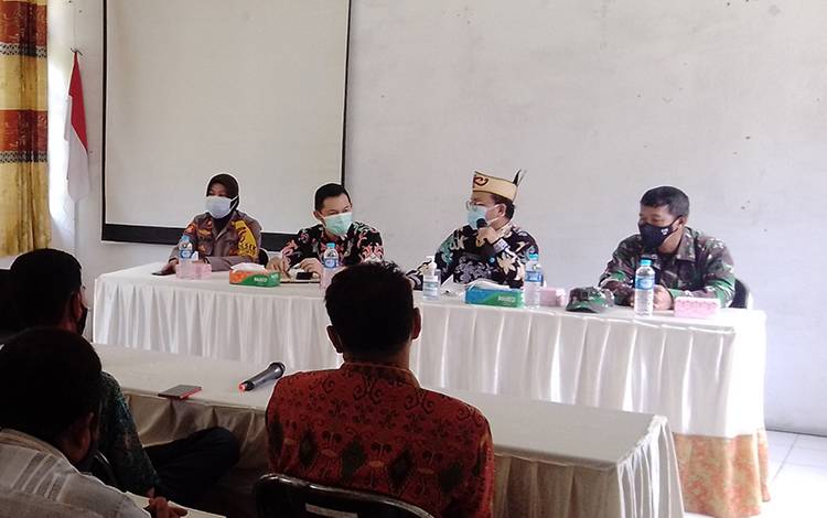 Pemerintah Kecamatan Kapuas Timur saat mensosialisasikan Perbup tentang ADD dan DD 2021