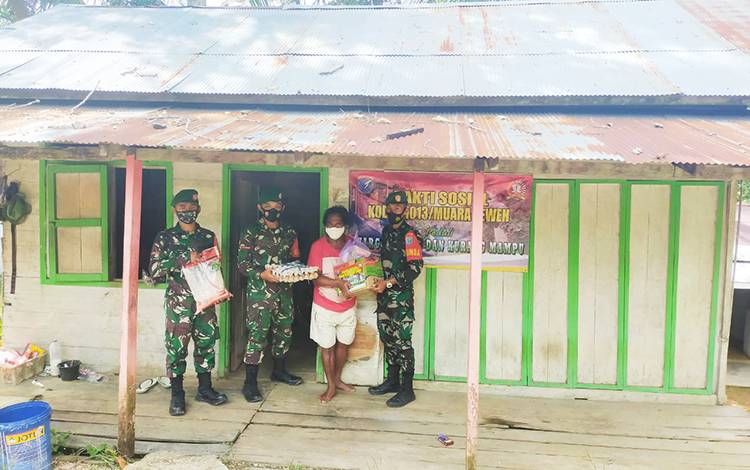 Peduli Warga Terdampak Covid-19 dan Kurang Mampu, Koramil 1013-03/Teweh Tengah Bagikan Sembako