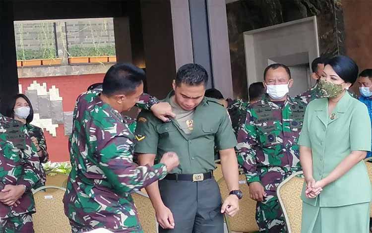 Kasad Berperan dalam Pemberian Nama Serda Aprilio Manganang