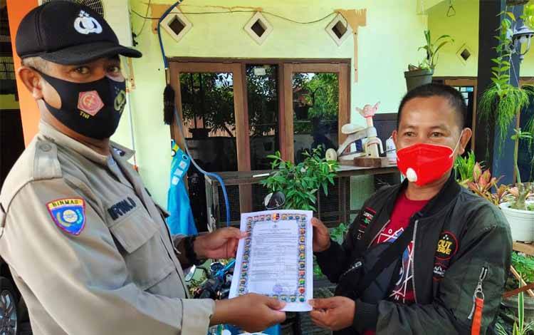 Bhabinkamtibmas Polsek Sebangau Gencar Sosialisasikan Maklumat Kapolda Kalteng