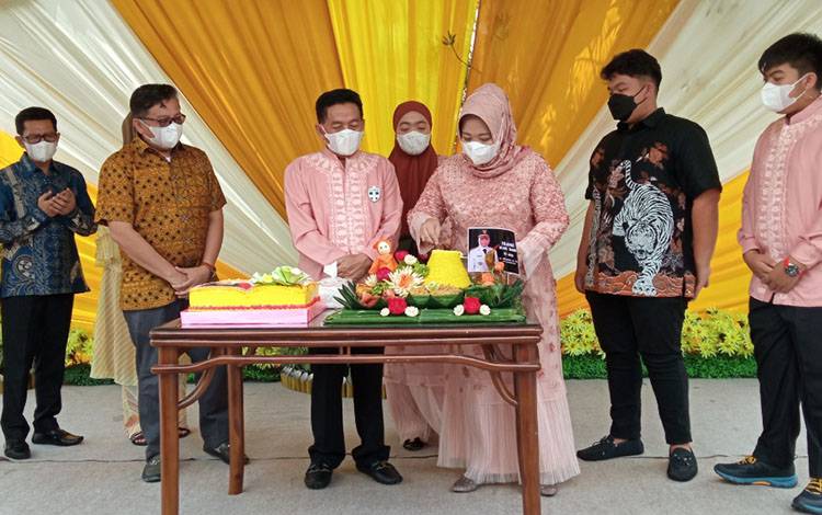 Bupati Kobar Nurhidayah bersama keluarganya saat memotong tumpeng ulang tahun dalam perayaan HUT ke 46 yang digelar Sabtu, 20 Maret 2021