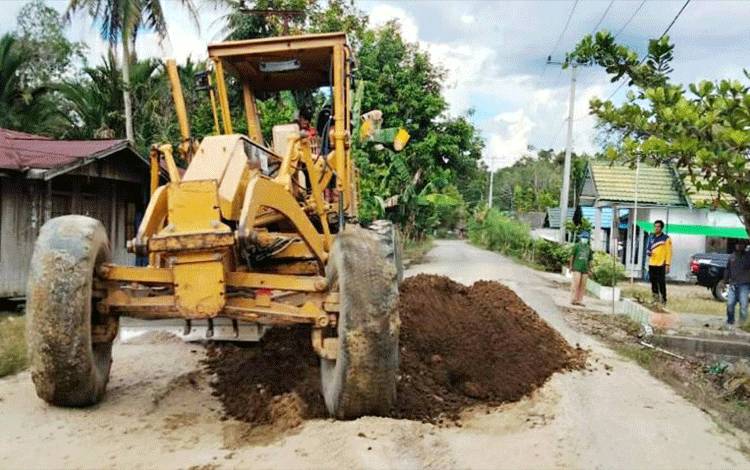 Bupati Barito Utara Instruksikan Dinas PUPR Tangani Kerusakan Jalan Gunung Timang@ Montallat