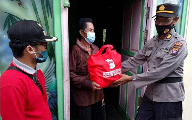 Lewat Program Gerakan 1000 Rupiah, Polres Kapuas Beri Sembako untuk Warga