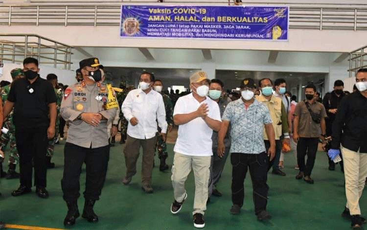 Gubernur Kalimantan Tengah (Kalteng), Sugianto Sabran, meninjau kegiatan vaksinasi masal yang dilaksanakan oleh pemerintah provinsi di Gedung Olahraga (GOR) Indoor, Jalan Tjilik Riwut, Kota Palangka Raya.