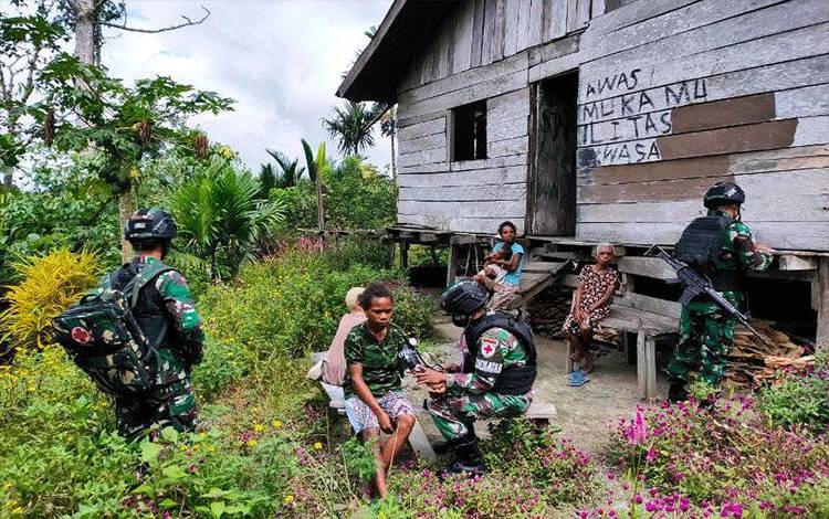 Satgas TNI Bantu Pengobatan Warga Sakit di Perbatasan RI-PNG