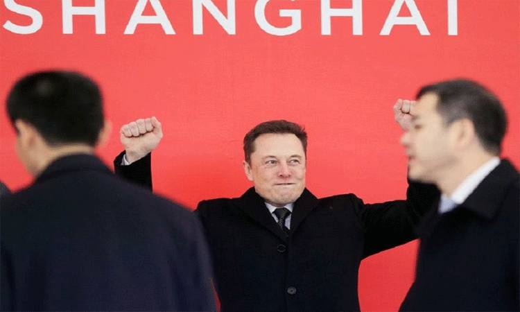 Dok - CEO Tesla Elon Musk (tengah) dalam satu acara peletakan batu pertama pabrik mobil listrik barunya di Shanghai, China, pada 2019. (ANTARA/HO-Xinhua/mii)