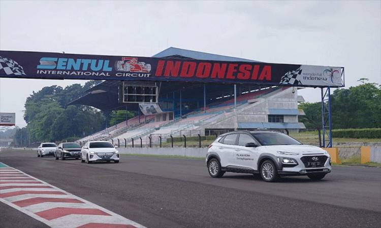 Menjajal Ketangkasan Dua Mobil Listrik Hyundai di Lintasan Balap