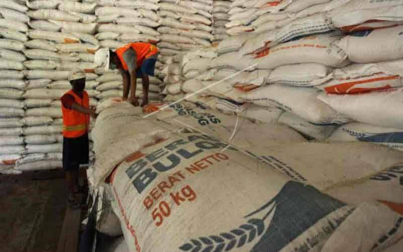 Pekerja menata karung berisi beras di Gudang Bulog Kanwil DKI dan Banten, Kelapa Gading, Jakarta, Kamis (18/3/2021). (foto : ANTARA FOTO/Reno Esnir)