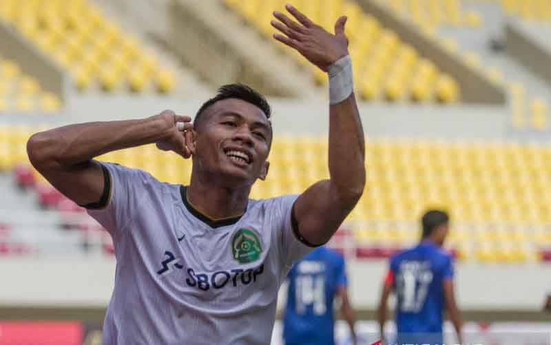 Pemain Persikabo 1973 Ahmad Nufiandani melakukan selebrasi usai mencetak gol ke gawang Arema FC pada pertandingan Piala Menpora di Stadion Manahan, Solo, Jawa Tengah, Minggu (21/3/2021). (foto : ANTARA FOTO/Mohammad Ayudha/aww)