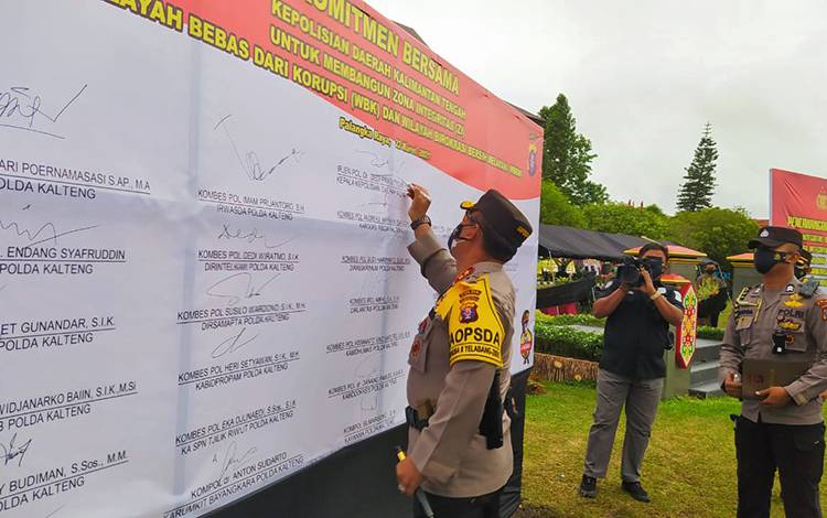 Kapolda Kalteng Tandatangani Komitmen Bersama Pembangunan Zona Integritas WBK Menuju WBBM