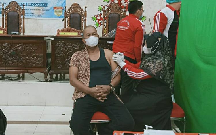 Anggota DPRD Kapuas Ajak Masyarakat Sukseskan Program Vaksinasi Covid-19